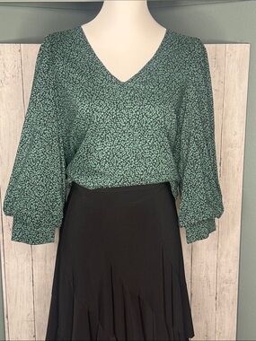 A New Day Sz M Green V-Neck Petite Floral Blouse
